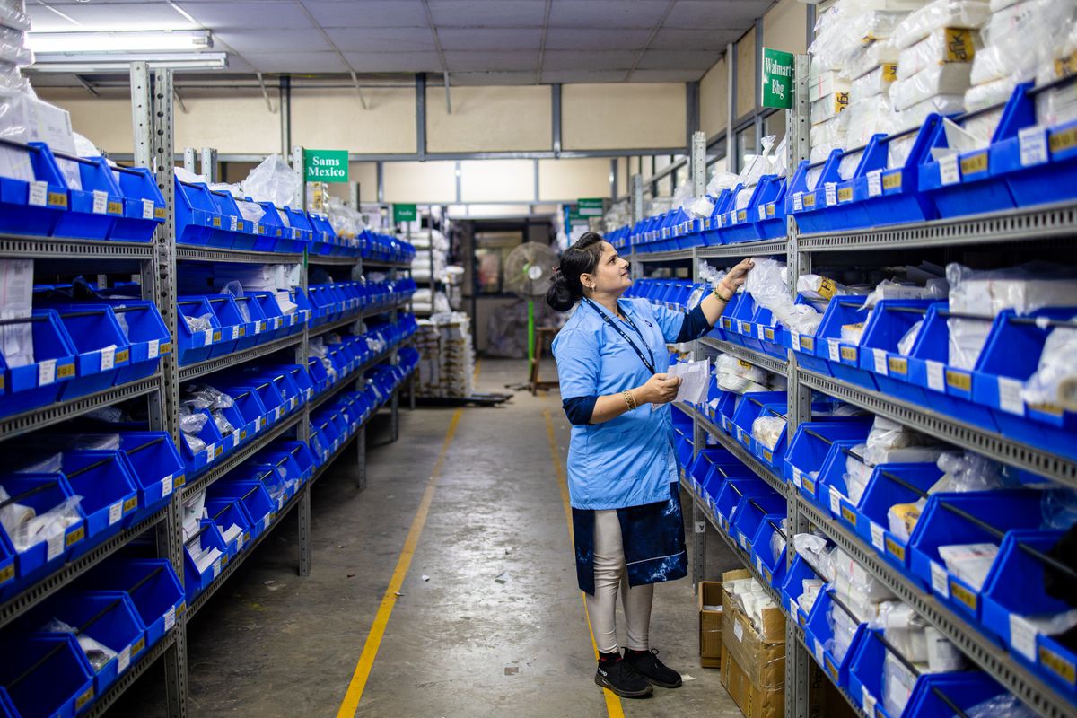Almacén industrial con estanterías